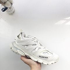 巴黎世家Balenciaga户外鞋款TrackTrainer增加了配有LED灯的全新设计只需单击Track键即可点亮并设有红黄蓝绿紫等11种不同的灯光尺码3645