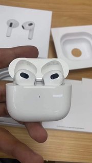 150新款四代AirPods重量轻盈贴合耳部轮廓佩戴时的角度恰到好处不仅十分舒适还能更好地将声音送入你的耳中耳机柄长度比AirPods第二代缩短了33并内置力度感应器便于控制音乐和通话支持动态头部追踪的空间音频让声音环绕在你周围为音乐视频和电影营造沉浸式的立体音效AirPods配备的陀螺仪和加速感应器可默契协作跟踪你的头部运动让你仿佛身处歌曲和场景的中央亮点由Apple设计贴合耳部轮廓自适应均衡功能带来